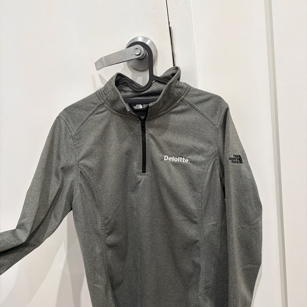 North Face quarter zip size M. Women’s fitted